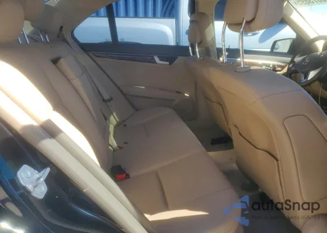 2013 Mercedes-Benz C 250 z USA, uszkodzony, nr VIN WDDGF4HB3DR240855